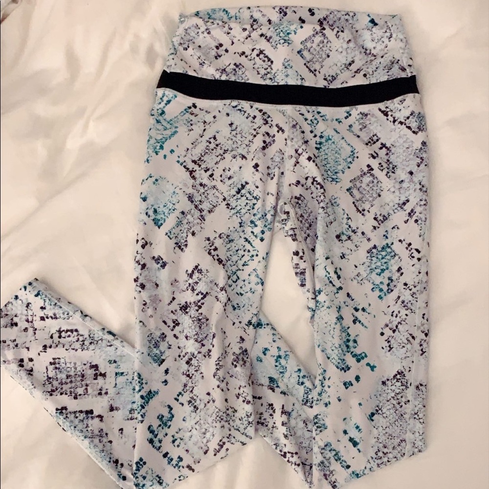 Super cute snake print leggings!